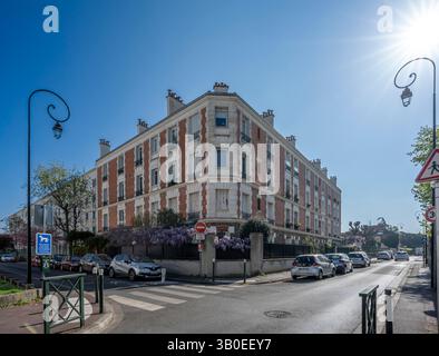 Nanterre, Frankreich - 04 11 2025: Bezirk Nanterre. Panoramablick auf Wohngebäude und Straßenviertel Stockfoto