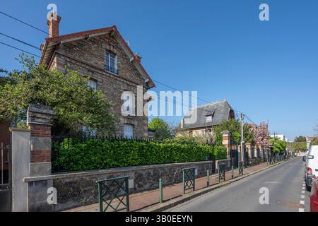 Nanterre, Frankreich - 04 11 2025: Bezirk Nanterre. Panoramablick auf Wohngebäude und Straßenviertel Stockfoto