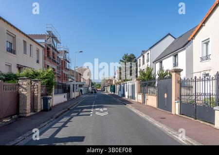 Nanterre, Frankreich - 04 11 2025: Bezirk Nanterre. Panoramablick auf Wohngebäude und Straßenviertel Stockfoto
