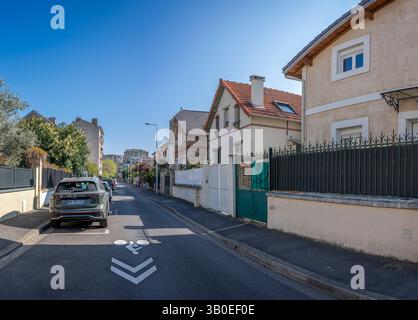 Nanterre, Frankreich - 04 11 2025: Bezirk Nanterre. Panoramablick auf Wohngebäude und Straßenviertel Stockfoto