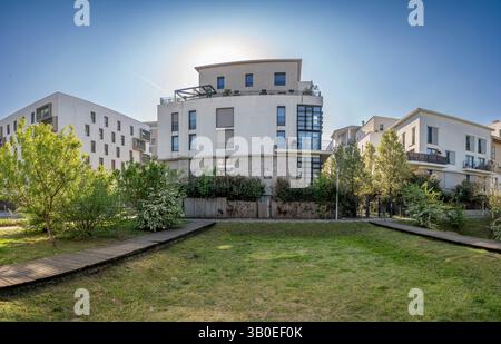 Nanterre, Frankreich - 04 11 2025: Bezirk Nanterre. Panoramablick auf Wohngebäude und Straßenviertel Stockfoto