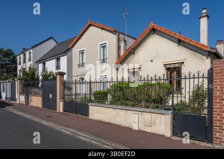Nanterre, Frankreich - 04 11 2025: Bezirk Nanterre. Panoramablick auf Wohngebäude und Straßenviertel Stockfoto