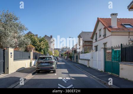 Nanterre, Frankreich - 04 11 2025: Bezirk Nanterre. Panoramablick auf Wohngebäude und Straßenviertel Stockfoto