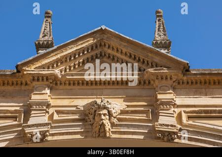 England, Somerset, Bath, verzierte Details über den York Street Arch aus dem Jahr 1889 Stockfoto