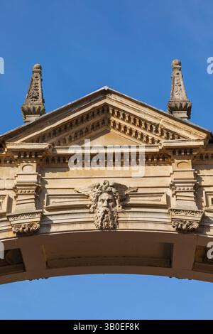 England, Somerset, Bath, verzierte Details über den York Street Arch aus dem Jahr 1889 Stockfoto