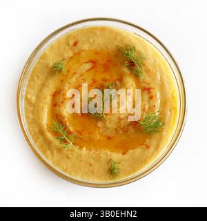 Köstlicher Hummus mit Paprika in einer Glasschale auf weißem Hintergrund. Gesunde und vegetarische Lebensmittel. Direkt darüber. Stockfoto