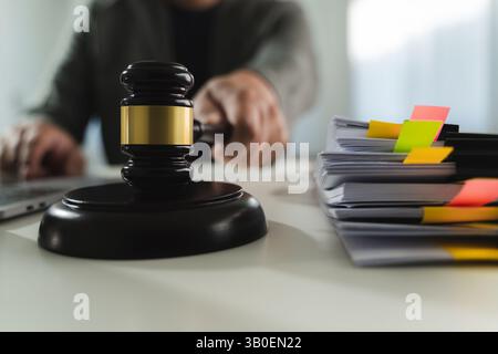 Hamel und juristische Dokumente gestapeltes Bücherrecht in einer Bibliothek über juristische Dokumente Stockfoto