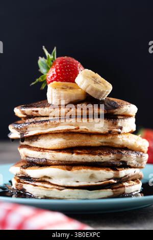 Pfannkuchen mit Schokolade und Obst auf Holztisch Stockfoto