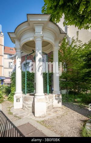 Nanterre, Frankreich - 04 11 2025: Bezirk Nanterre. Blick auf ein altes Wasserloch und Wohnviertel Stockfoto