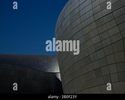 Dongdaemun Design Plaza (DDP) in Seoul, Südkorea – ein modernes architektonisches Wahrzeichen mit geschwungenen Linien und futuristischem Design. Stockfoto