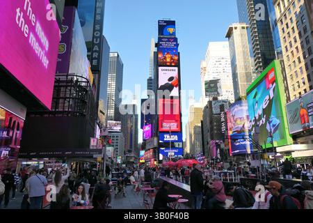New York City, USA - 11. November 2024: Touristen am Times Square, Manhattan, in New York City tagsüber. Der Times Square ist einer der weltweit beliebtesten Stockfoto