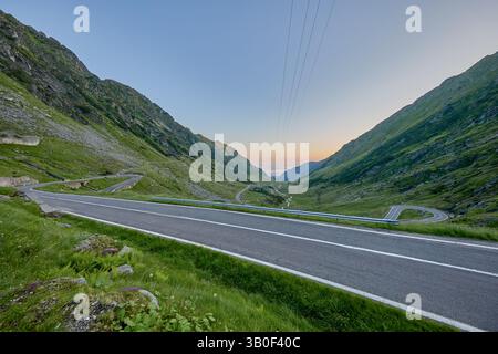 Leerer Transfagarasan Highway im frühen Morgenlicht, eine Bergstraße, die den südlichen Teil der Karpaten, Rumänien, Europa, durchquert Stockfoto