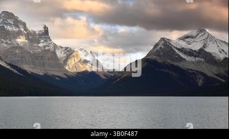 179 Snowy peaks over Maligne Lake southeast end (L-R)= Monkhead, Warren, Brazeau, Valad, Henry MacLeod, Julian, Mary Vaux. Jasper NP-Alberta-Canada. Stockfoto