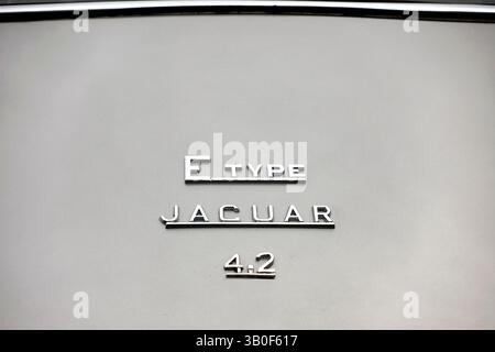 Details zum Kofferraumabzeichen des Jaguar E-Typs 4,2 Stockfoto