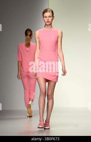 Ein Model auf der J. JS Lee Catwalk Show während der London Fashion Week SS14 in London - 13. September 2013 Stockfoto