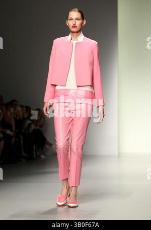 Ein Model auf der J. JS Lee Catwalk Show während der London Fashion Week SS14 in London - 13. September 2013 Stockfoto