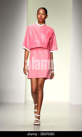 Ein Model auf der J. JS Lee Catwalk Show während der London Fashion Week SS14 in London - 13. September 2013 Stockfoto