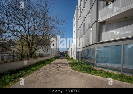 Nanterre, Frankreich - 04 11 2025: Bezirk Nanterre. Panoramablick auf Wohngebäude und Straßenviertel Stockfoto