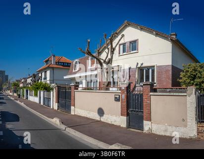 Nanterre, Frankreich - 04 11 2025: Bezirk Nanterre. Panoramablick auf farbenfrohe Wohnhäuser und Straßenviertel Stockfoto