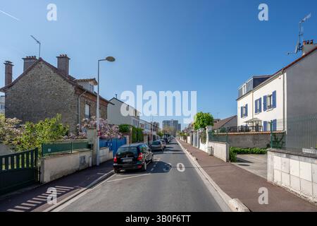 Nanterre, Frankreich - 04 11 2025: Bezirk Nanterre. Panoramablick auf farbenfrohe Wohnhäuser und Straßenviertel Stockfoto