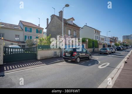 Nanterre, Frankreich - 04 11 2025: Bezirk Nanterre. Panoramablick auf farbenfrohe Wohnhäuser und Straßenviertel Stockfoto