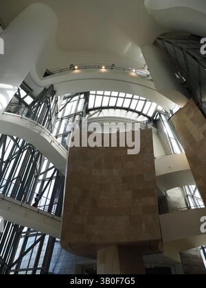BILBAO, SPANIEN - 6. September 2019: Im Inneren des Museumsgebäudes in der europäischen Stadt in der Provinz Biskaya an warmen sonnigen Sommertagen - vertikal Stockfoto