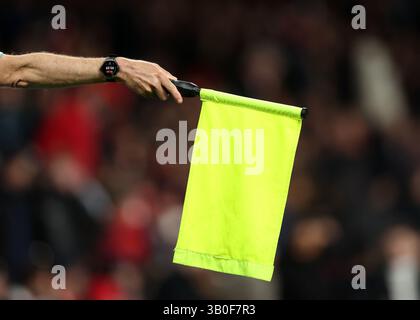 London, Großbritannien. April 2025. Die Flagge des Linienmanns während des Spiels der Premier League Arsenal vs Crystal Palace im Emirates Stadium in London. Der Bildnachweis sollte lauten: David Klein/Sportimage Credit: Sportimage Ltd/Alamy Live News Stockfoto