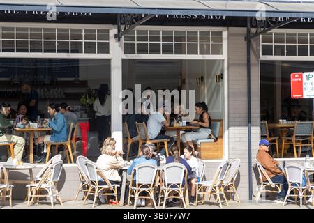 Bowral Stadtzentrum, Press Room Café und Restaurant mit Leuten Essen und Trinken, NSW, Australien Stockfoto