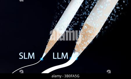 Visueller Vergleich: SLM vs. LLM. In der Abbildung werden Stifte verwendet, die Daten aufnehmen, um die Unterschiede zwischen Größe und Funktionalität zwischen kleinen und großen Sprachmodellen anzuzeigen Stockfoto