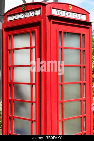 Nahaufnahme der altmodischen roten Telefonbox Stockfoto