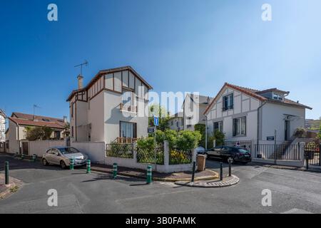 Nanterre, Frankreich - 04 11 2025: Bezirk Nanterre. Panoramablick auf farbenfrohe Wohnhäuser und Straßenviertel Stockfoto