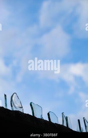 Nahaufnahme von Glasbruch gegen blauen Himmel. Stockfoto