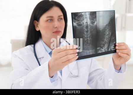 Arzt untersucht Hals-MRT in der Klinik Stockfoto