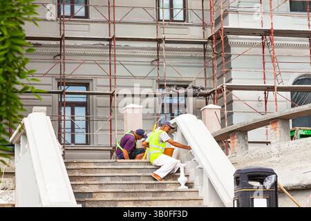 Rekonstruktion eines alten Gebäudes mit Gerüsten. Stockfoto