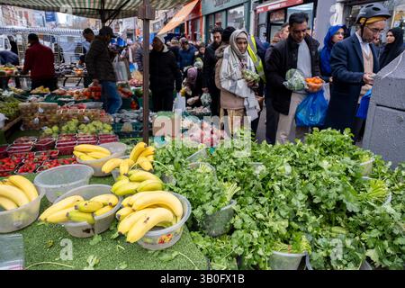 Nur 5 Tage bis zum Ende des Ramadan ist der Whitechapel Market voll von Aktivitäten, in denen Menschen am 25. März 2025 in London, Großbritannien, an Verkaufsständen für Essen anstehen. Whitechapel ist ein ethnisch vielfältiges und lebhaftes Viertel im East End, in dem eine bedeutende Bevölkerung von Bangladeschen lebt. Das kann man entlang der Bürgersteige sehen, wo der Whitechapel Market und die umliegenden Geschäfte mit dieser wahrhaft multikulturellen Gesellschaft interagieren. Stockfoto