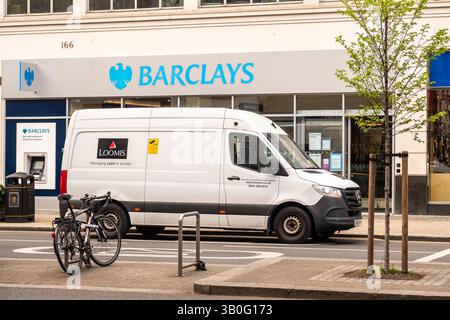 LONDON, 22. APRIL 2025: Vor Barclays Bank in Kensington Stockfoto