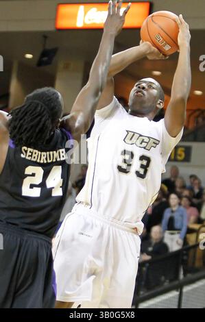 29. Dezember 2010: Central Florida Stürmer Keith Clanton (33) trifft einen Schuss über Furman Forward Brandon Sebirumbi (24) während der NCAA-Basketballspiel-Action der UCF Holiday Classic zwischen den Furman Paladins und den Central Florida Knights. Central Florida besiegte Furman 71-53 in der UCF Arena Orlando, FL. (Bild: © Romeo Guzman/Cal Sport Media/ZUMAPRESS.com) Stockfoto