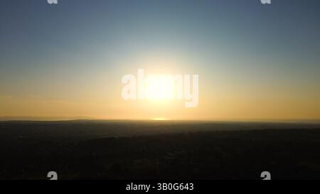 4K-Luftaufnahme in den Wirral-Gebieten von Birkenhead, Wallasey, New Brighton, West Kirby, Arrowe und Oxton. Stockfoto