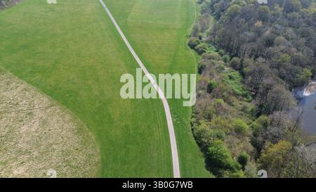 4K-Luftaufnahme in den Wirral-Gebieten von Birkenhead, Wallasey, New Brighton, West Kirby, Arrowe und Oxton. Stockfoto