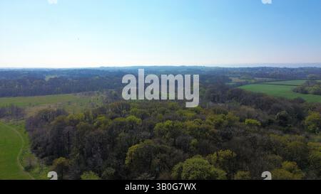 4K-Luftaufnahme in den Wirral-Gebieten von Birkenhead, Wallasey, New Brighton, West Kirby, Arrowe und Oxton. Stockfoto