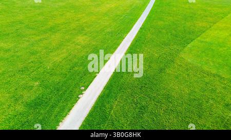 4K-Luftaufnahme in den Wirral-Gebieten von Birkenhead, Wallasey, New Brighton, West Kirby, Arrowe und Oxton. Stockfoto