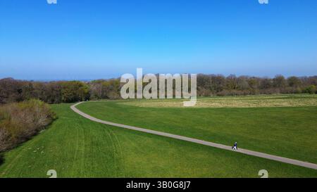 4K-Luftaufnahme in den Wirral-Gebieten von Birkenhead, Wallasey, New Brighton, West Kirby, Arrowe und Oxton. Stockfoto