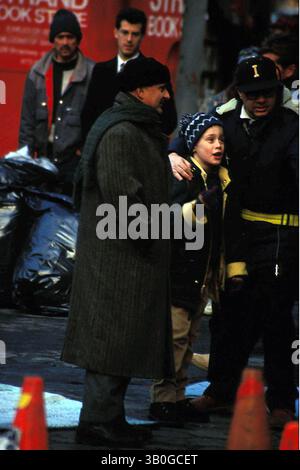 1. März 2005 - New York, New York, USA - L2419. HOME ALONE LOST IN NEW YORK FILMING , NEW YORK New York .12-10-1991. - 1991. MACAULAY CULKIN. JOE PESCI(Kreditbild: © John Barrett/Globe Photos/ZUMAPRESS.com) Stockfoto