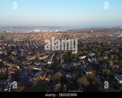 4K-Luftaufnahme in den Wirral-Gebieten von Birkenhead, Wallasey, New Brighton, West Kirby, Arrowe und Oxton. Stockfoto