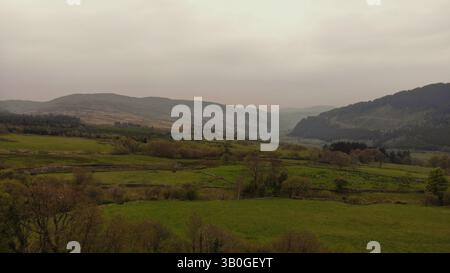4K-Luftaufnahme in den Wirral-Gebieten von Birkenhead, Wallasey, New Brighton, West Kirby, Arrowe und Oxton. Stockfoto
