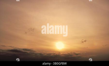 4K-Luftaufnahme in den Wirral-Gebieten von Birkenhead, Wallasey, New Brighton, West Kirby, Arrowe und Oxton. Stockfoto