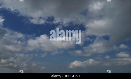 4K-Luftaufnahme in den Wirral-Gebieten von Birkenhead, Wallasey, New Brighton, West Kirby, Arrowe und Oxton. Stockfoto