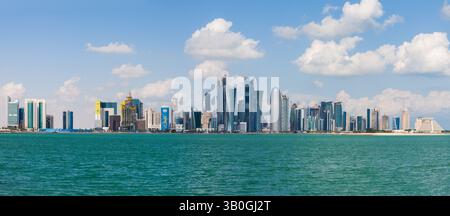 Die Panorama-Skyline der Stadt Doha, Katar während des Tages Stockfoto