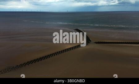 4K-Luftaufnahme in den Wirral-Gebieten von Birkenhead, Wallasey, New Brighton, West Kirby, Arrowe und Oxton. Stockfoto