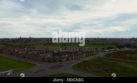 4K-Luftaufnahme in den Wirral-Gebieten von Birkenhead, Wallasey, New Brighton, West Kirby, Arrowe und Oxton. Stockfoto